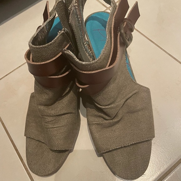 Blowfish Wedge Heel Shoes. - Picture 3 of 5